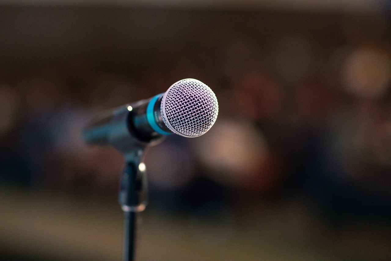 MENŠINY MEZI NÁMI – Býti básníkem 3 – Slam poetry  Slameři Dejv (David Bolech) a Tim Postovit